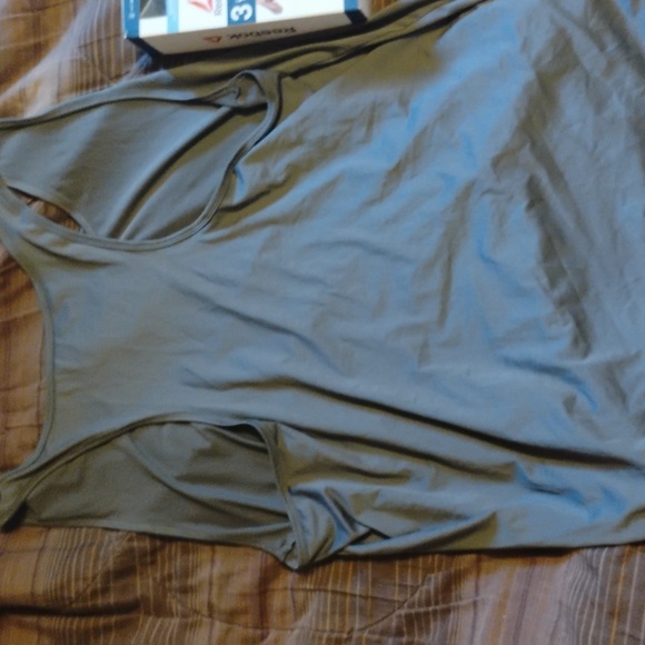 Reebok 3 pack performance tanks - Picture 5 of 5